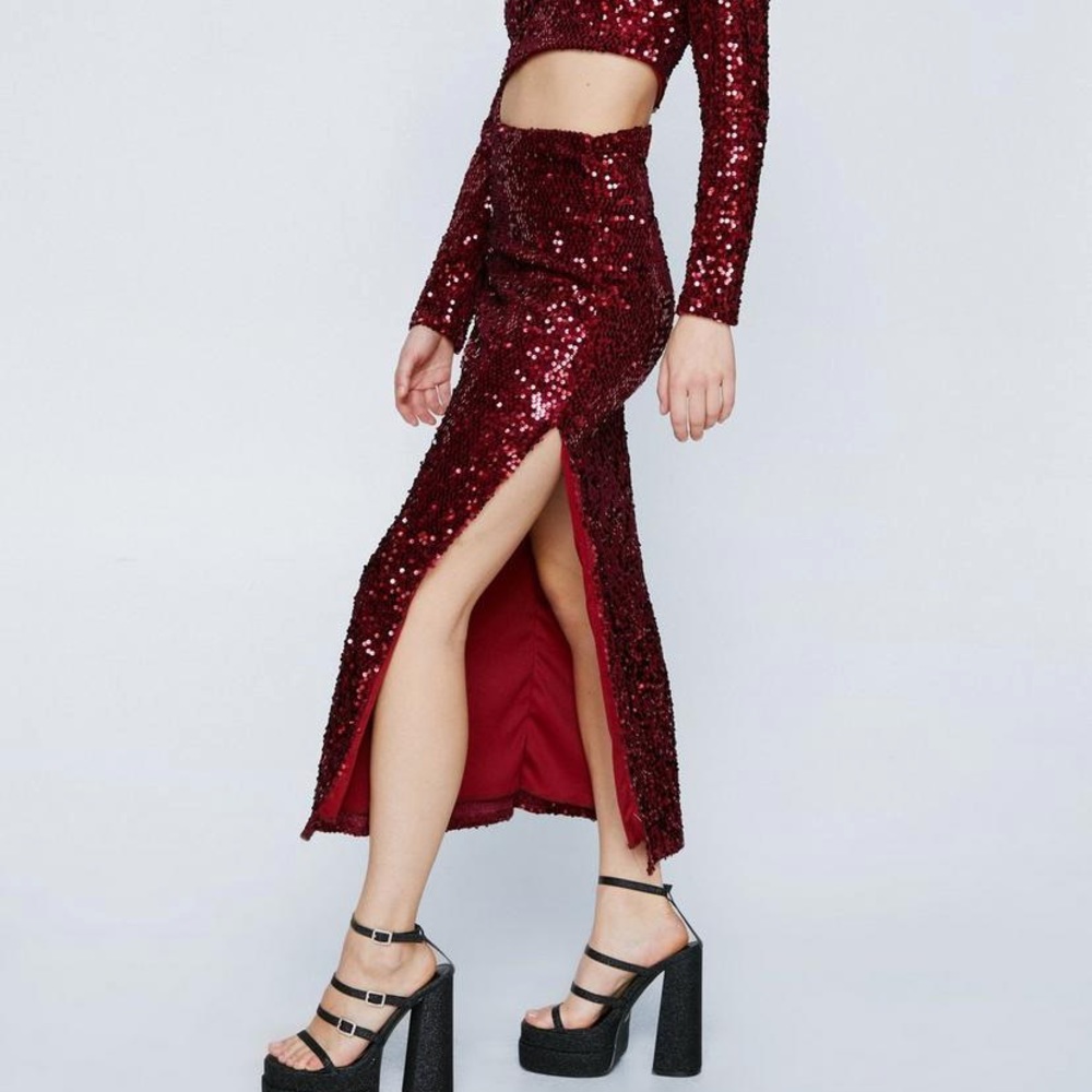 Adorable and comfortable, berry colored, midi sequin dress. Size 6.